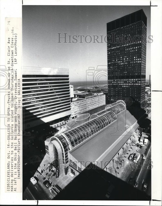 1987 Press Photo Afternoon shadows frame Galleria as trucks queue to St Clair - Historic Images