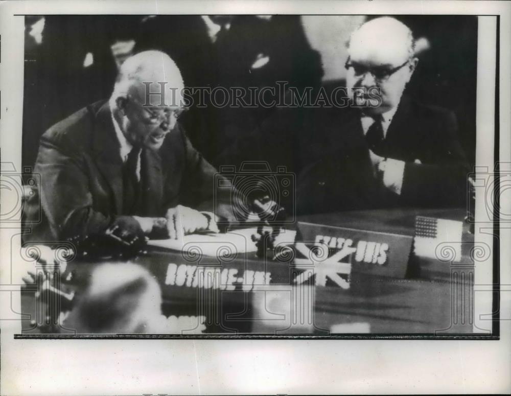 1957 Press Photo President Eisenhower addresses Conference in Paris - nee84899 - Historic Images