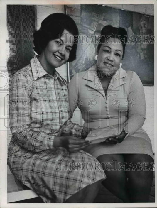 1974 Press Photo Mrs Alonzo Wright & Mrs John Bustamante have a chat - nee86056 - Historic Images