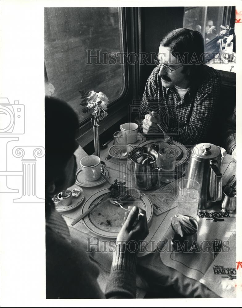 1981 Press Photo Thomas J. Nelligan having breakfast in the dining car - Historic Images