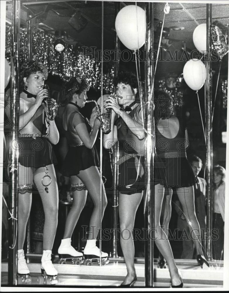 1984 Press Photo Streamers Open at Holiday Inn/Brookpark  - cva85678 - Historic Images