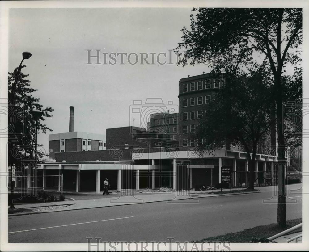 1968 Press Photo Huron Rd Hospital - cva90487 - Historic Images