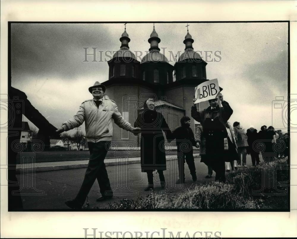 1990 Press Photo St. Josaphat parishioner and school children at Ukrainian Day - Historic Images
