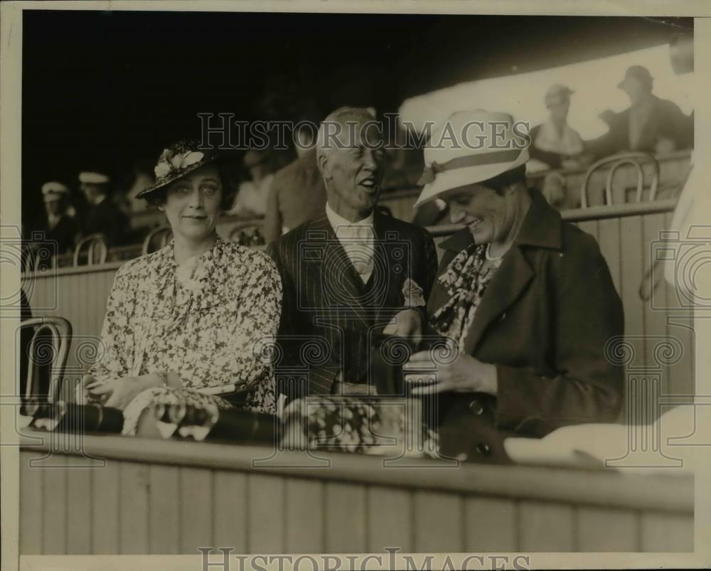 1935 Press Photo Mr and Mrs.Douglas W.Paige, MrsIsavel Slone at Saratoga Race. - Historic Images