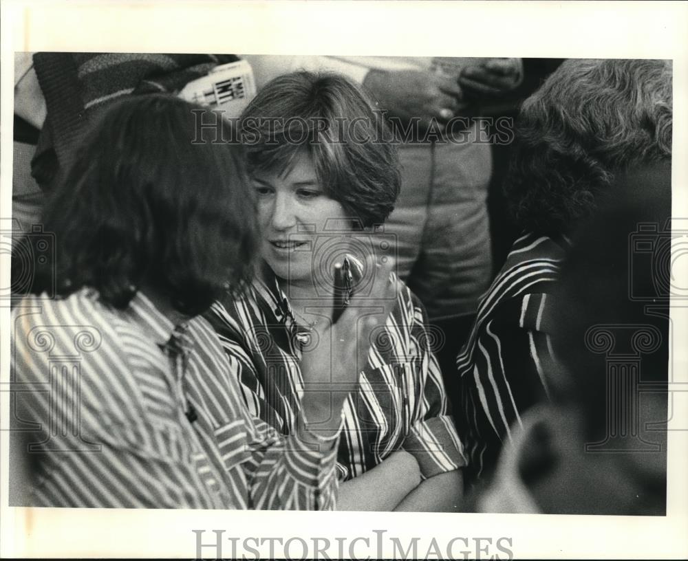 1988 Press Photo Mark Whitfield's present wife Susan in the courtroom today - Historic Images