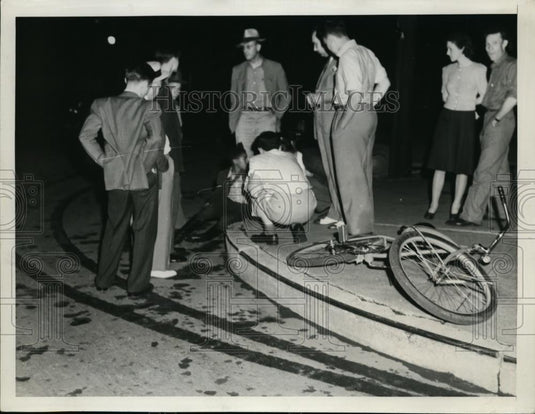1941 Press Photo Kansas City MO boy hit by auto & knocked from bicycle - Historic Images
