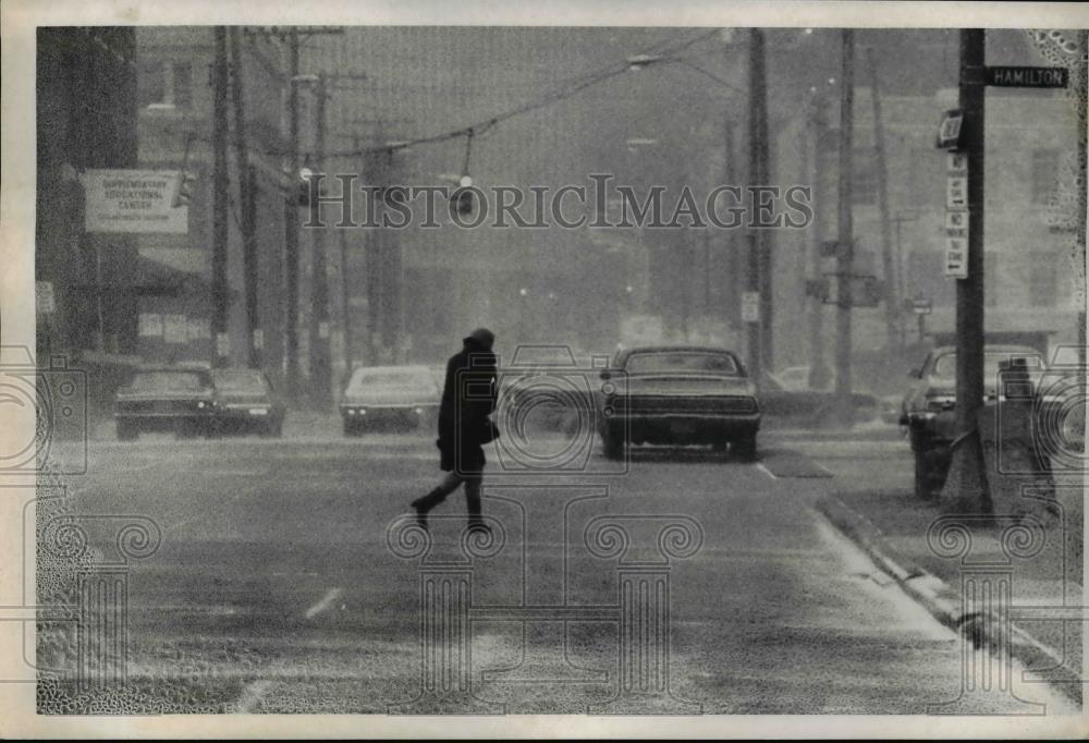 Press Photo Pedestrian &amp; cars in winter weather in Cleveland Ohio - nee84720 - Historic Images