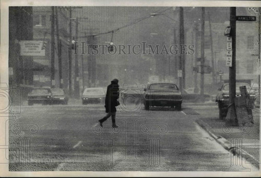 Press Photo Pedestrian & cars in winter weather in Cleveland Ohio - nee84720 - Historic Images