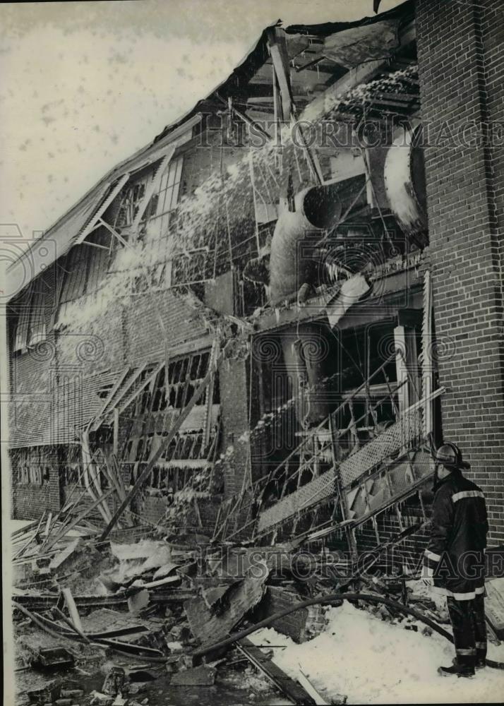 Press Photo West side of a building collapsed in Cleveland Ohio - nee83915 - Historic Images