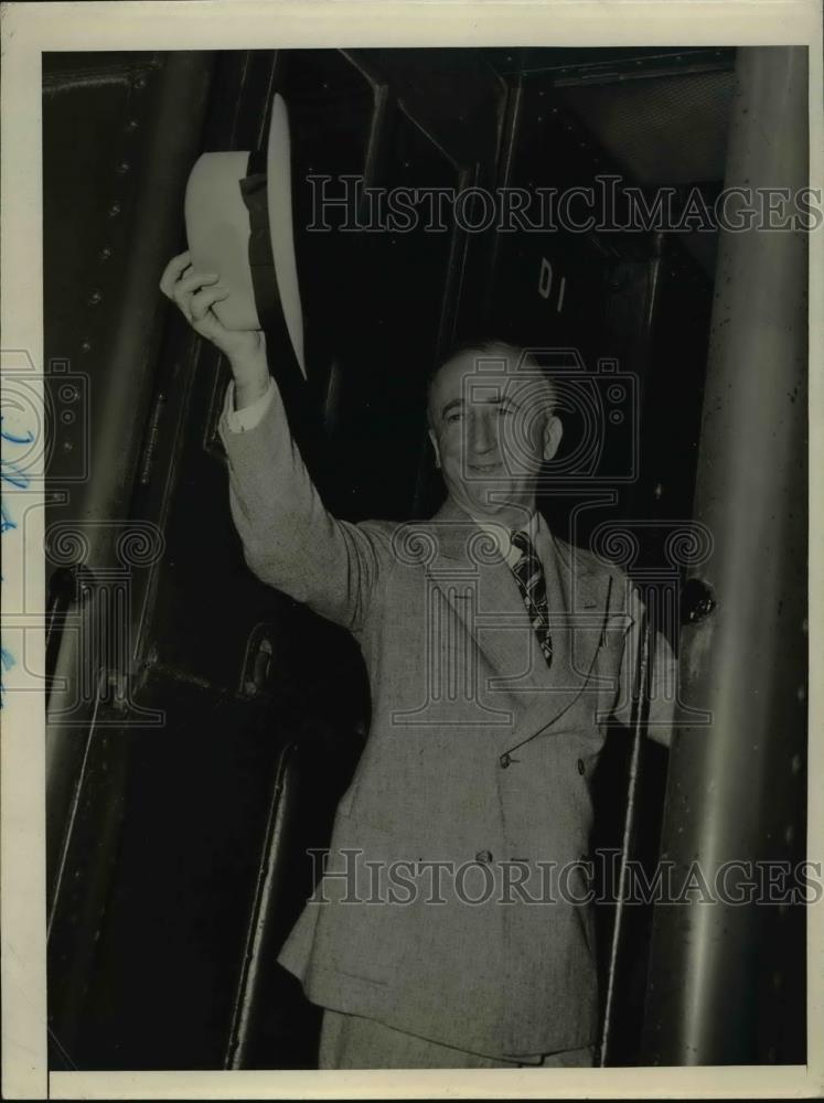 1945 Press Photo Secretary of State James Byrnes heads to London from DC - Historic Images