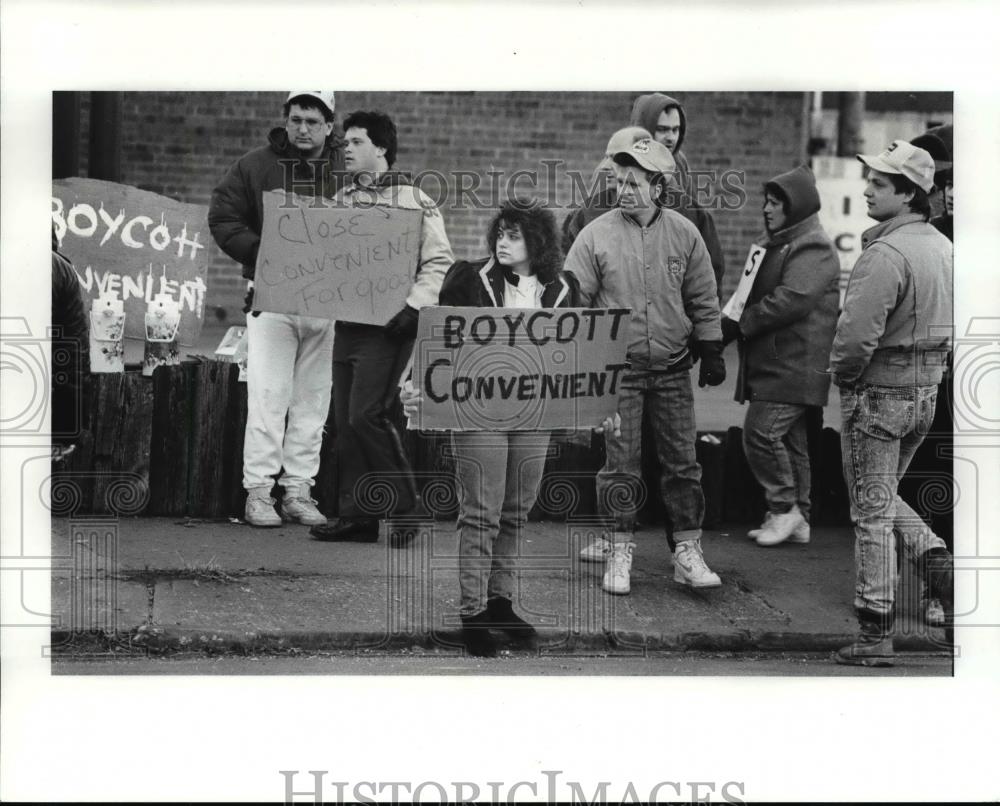 1989 Press Photo Area resident of the convenient store on St Claire - cva76031 - Historic Images