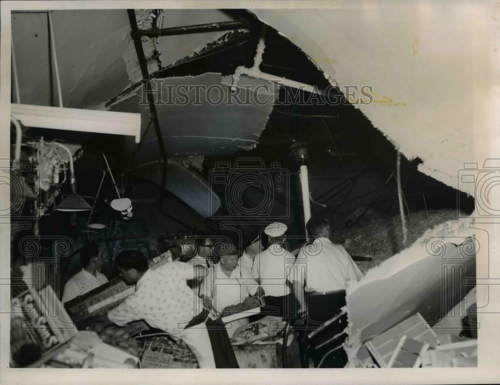 1961 Press Photo scene of False ceiling collapse at E.105th St-Euclid Market - Historic Images