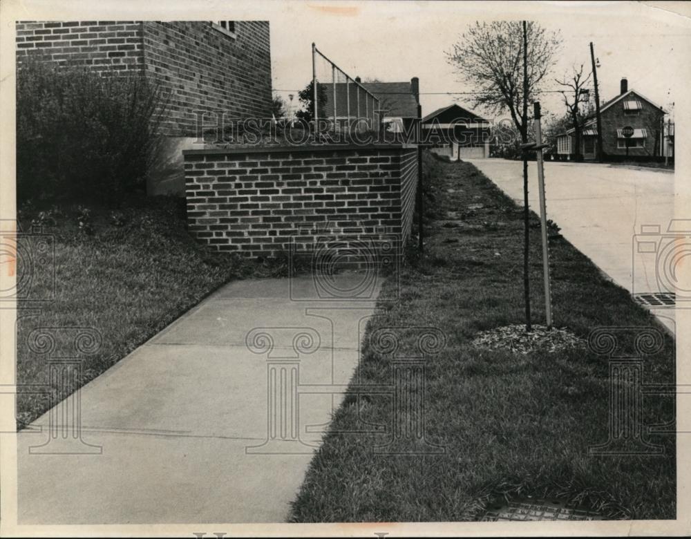 1967 Press Photo Wall off East 71 street in Cuyahoga Heights Ohio in sidewalk - Historic Images