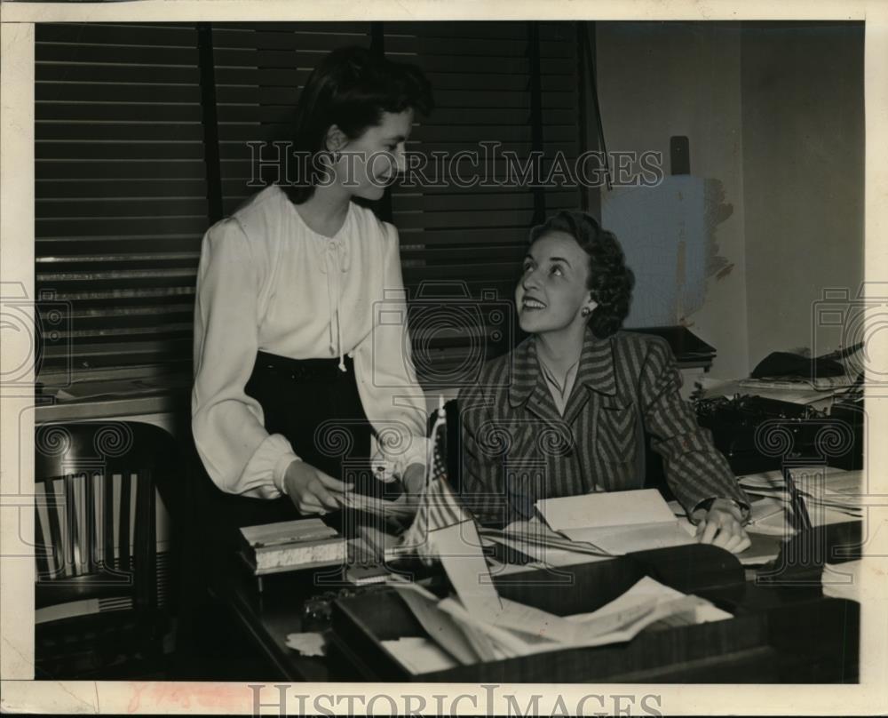 1942 Press Photo Fern Gooton secretary to L Batt with June Brown - nee86958 - Historic Images