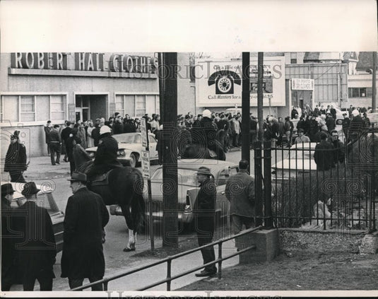1965 Press Photo The Demonstrators in front of the Robert Hall Clothes - Historic Images