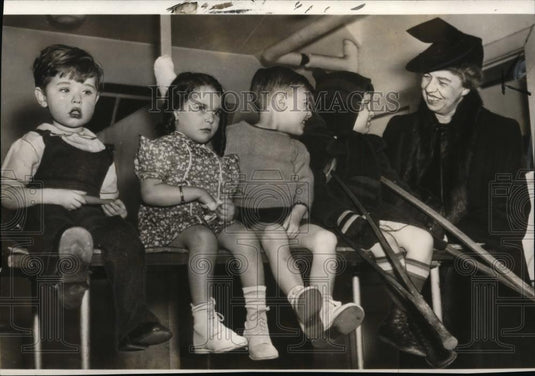 1939 Wire Photo Mrs. Roosevelt entertained four patients at Washington hospital - Historic Images