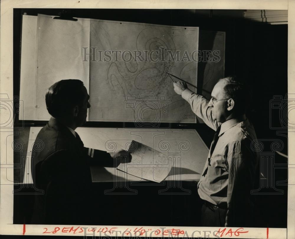 1942 Press Photo Captain OJ Brown &amp; meterologist Peter Kraught at flight map - Historic Images