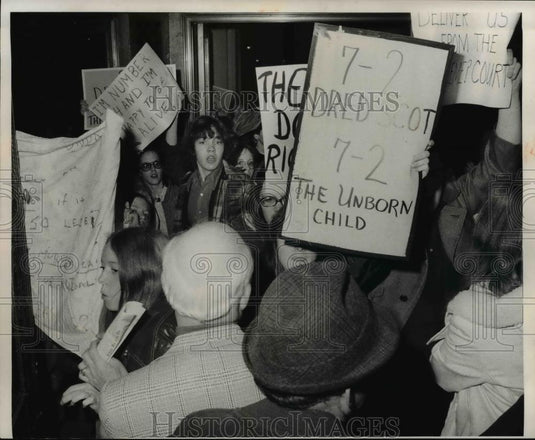 1973 Press Photo Demontrators protest againt Abortion at Severence Hall - Historic Images