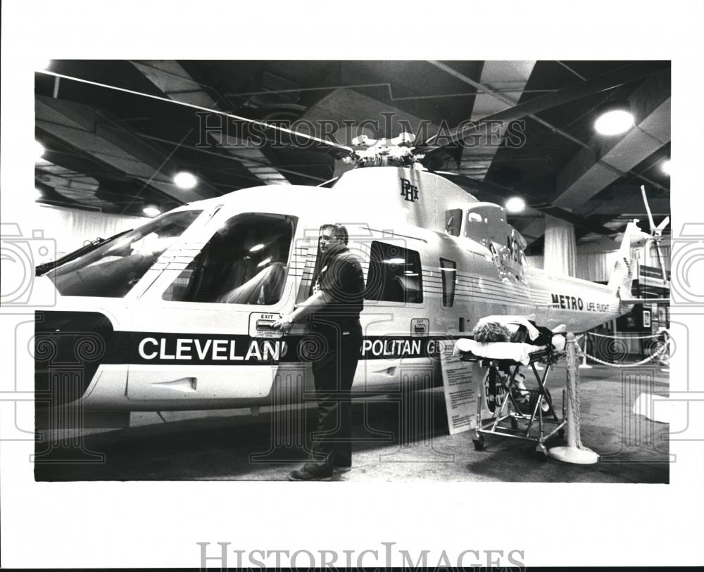 1987 Press Photo Jack Weese, Pilot of Cleveland Metropolitan  Hospital - Historic Images