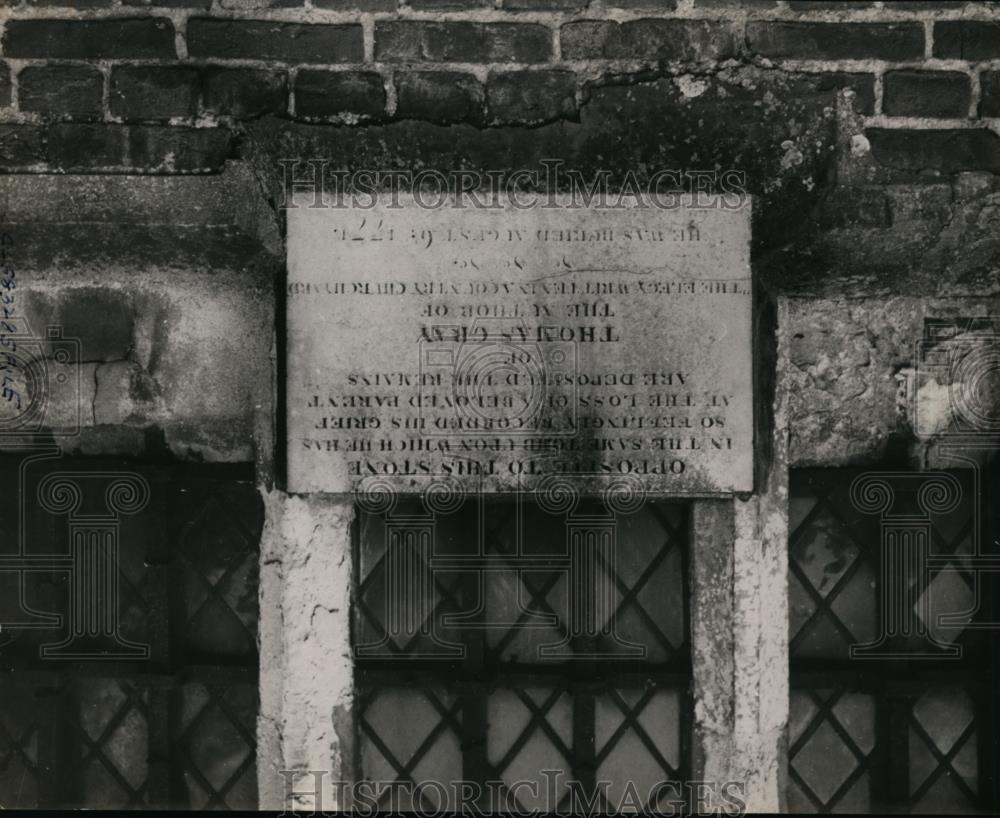 1940 Press Photo Plaque opposite to tomb of Thomas May in England - nee86483 - Historic Images