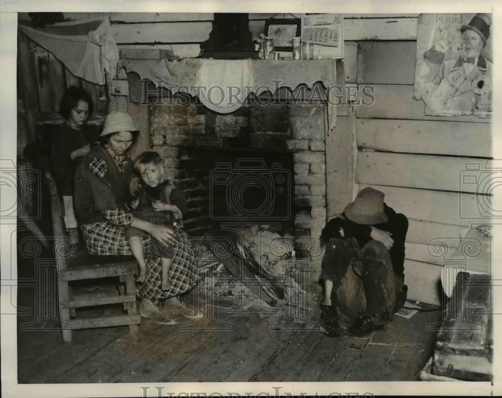 1937 Press Photo Widowed Shakercropper in their Shanty House in Matthews. - Historic Images