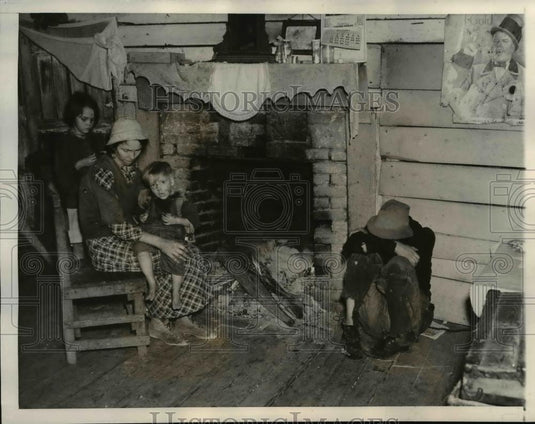1937 Press Photo Widowed Shakercropper in their Shanty House in Matthews. - Historic Images