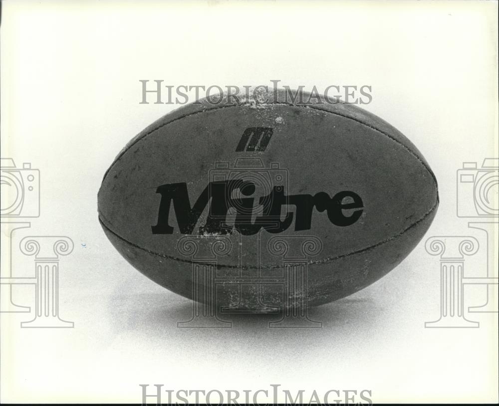 1982 Press Photo Rugby Ball shaped loke a football but is larger and heavier. - Historic Images