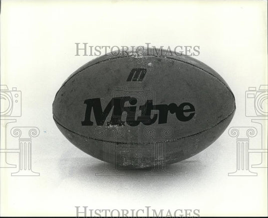 1982 Press Photo Rugby Ball shaped loke a football but is larger and heavier. - Historic Images