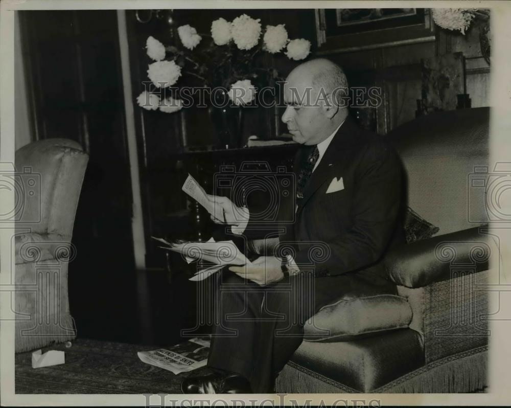 1934 Press Photo Gov. Alfred Lehman reading some telegram from friends - Historic Images