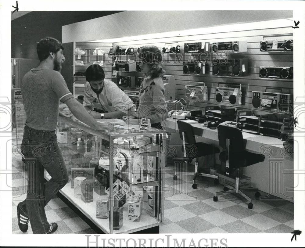 1984 Press Photo Northeast Appliance, Gary Richter Ass. Mgr. Sandy Schuss - Historic Images