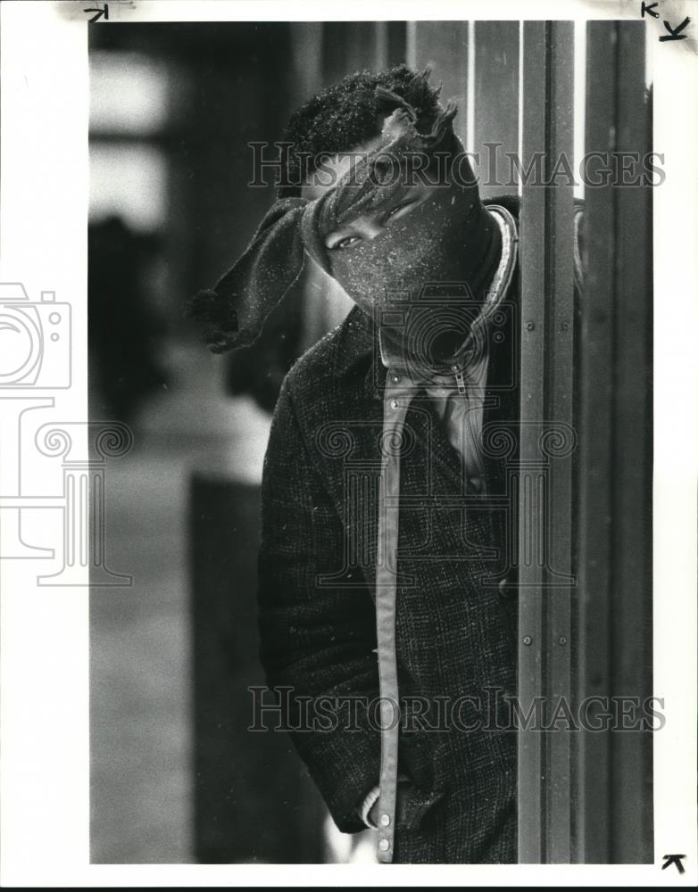 1985 Press Photo Joseph Stanley waits for a bus at a bus shelter Euclid Ave - Historic Images