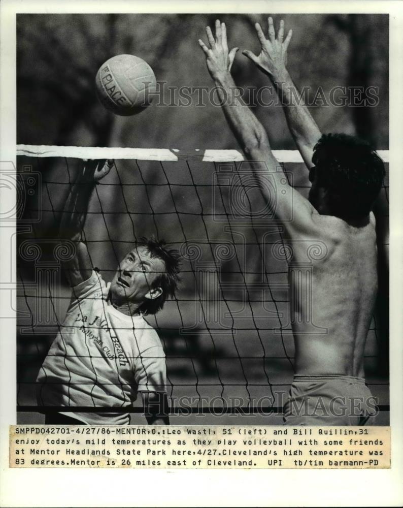 1986 Press Photo Leo Wastl &amp; Bill Quillin play volleyball at Mentor Headlands - Historic Images