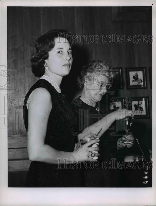 Press Photo Two women having a cocktail - cvb00876 - Historic Images