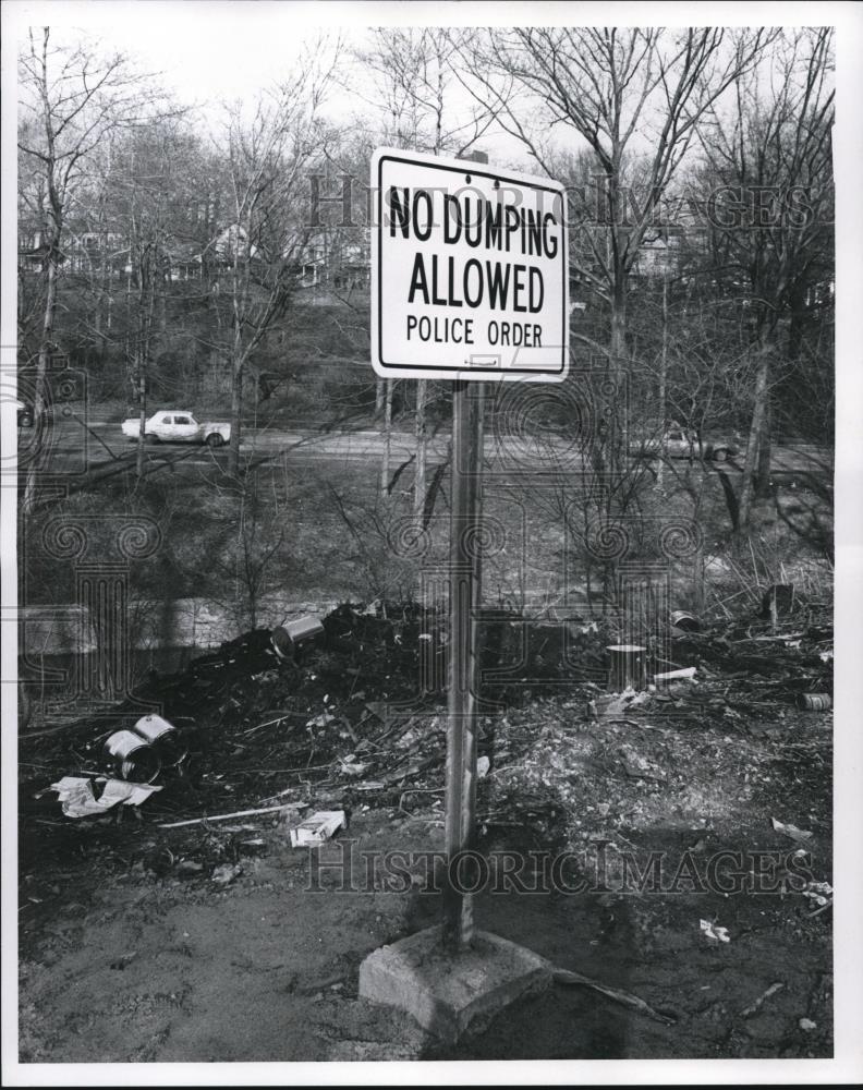 1970 Press Photo Police Order &#39;No Dumping&quot; - cva77813 - Historic Images