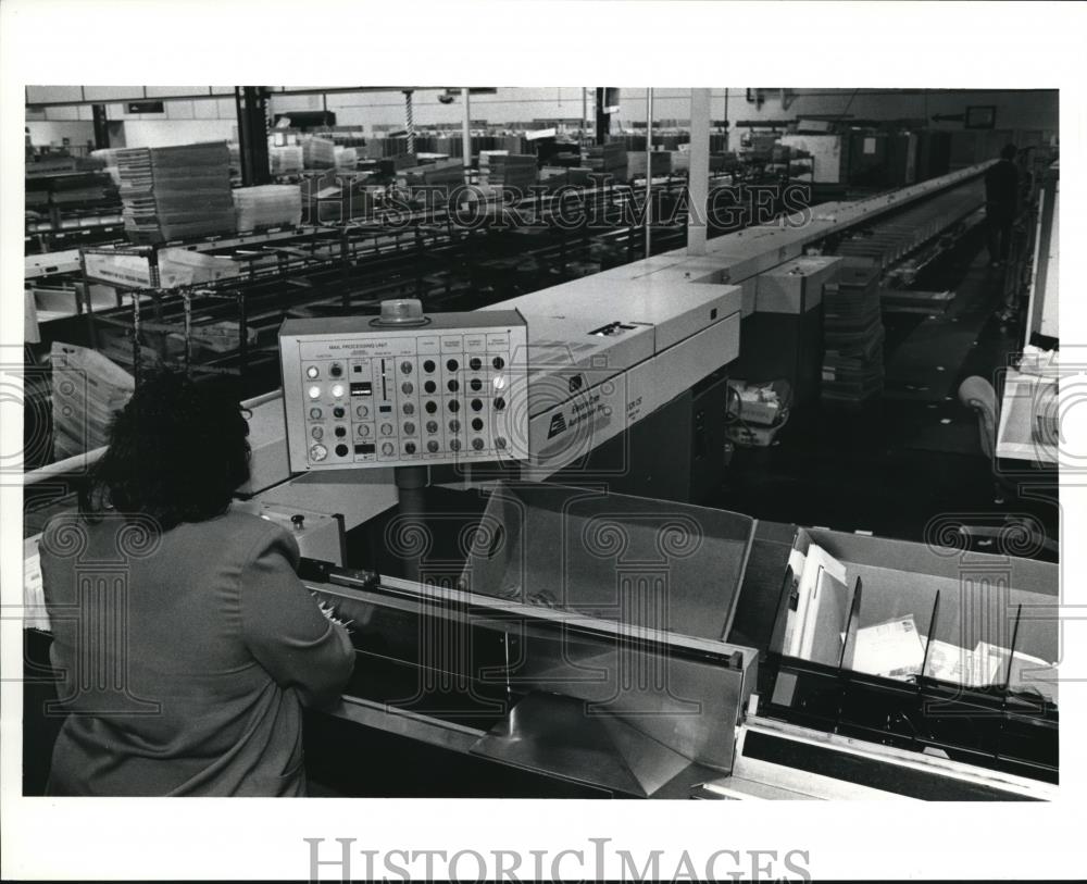 1991 Press Photo Mail processing unit that scans the letter &amp; puts a bar code - Historic Images