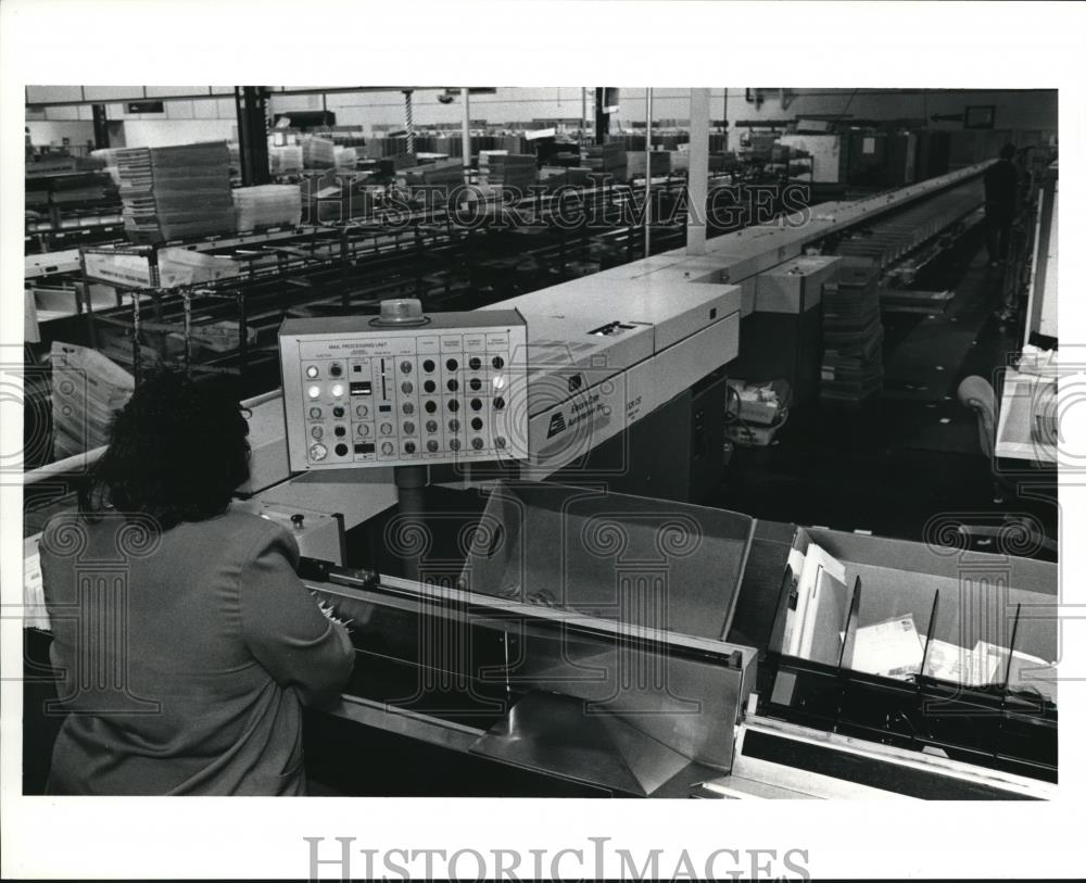 1991 Press Photo Mail processing unit that scans the letter & puts a bar code - Historic Images