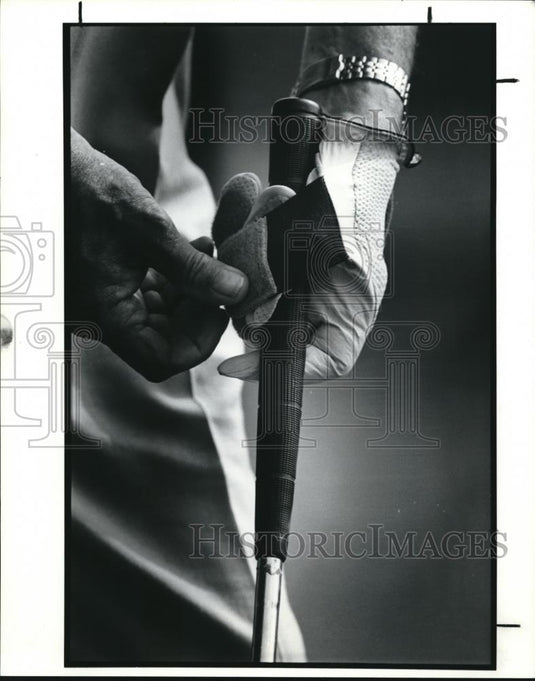 1990 Press Photo Special glove wraps around golf club - cva72953 - Historic Images