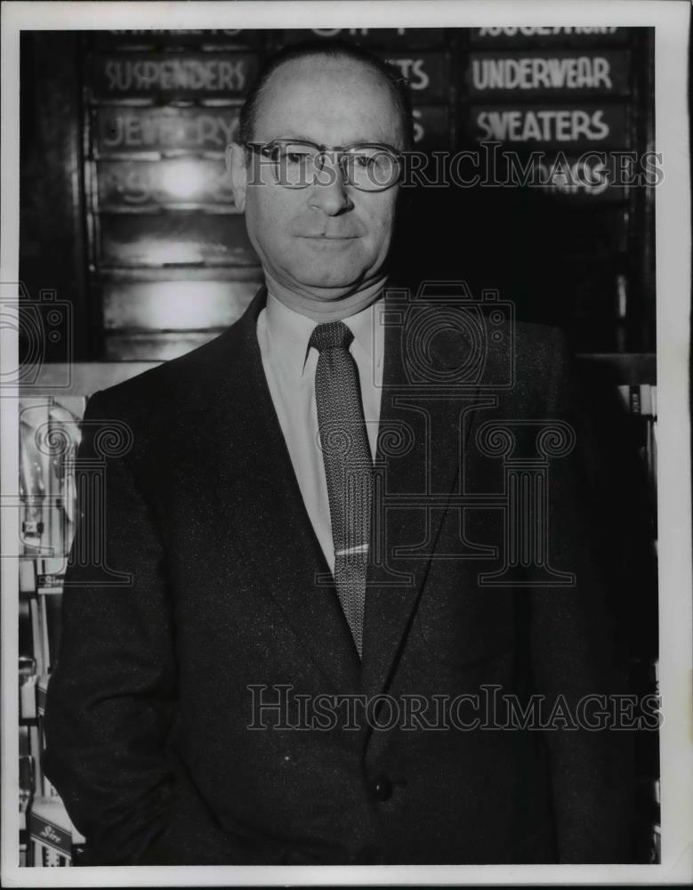 1956 Press Photo Charles Lubeck, officer of Leberdoskevy at Broadway - nee85832 - Historic Images