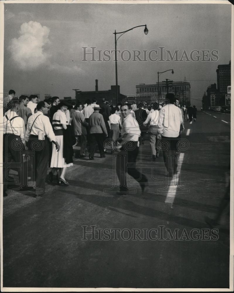 1948 Press Photo Baseball Crowd walking up W.3rd from Stadium.  - cva92739 - Historic Images