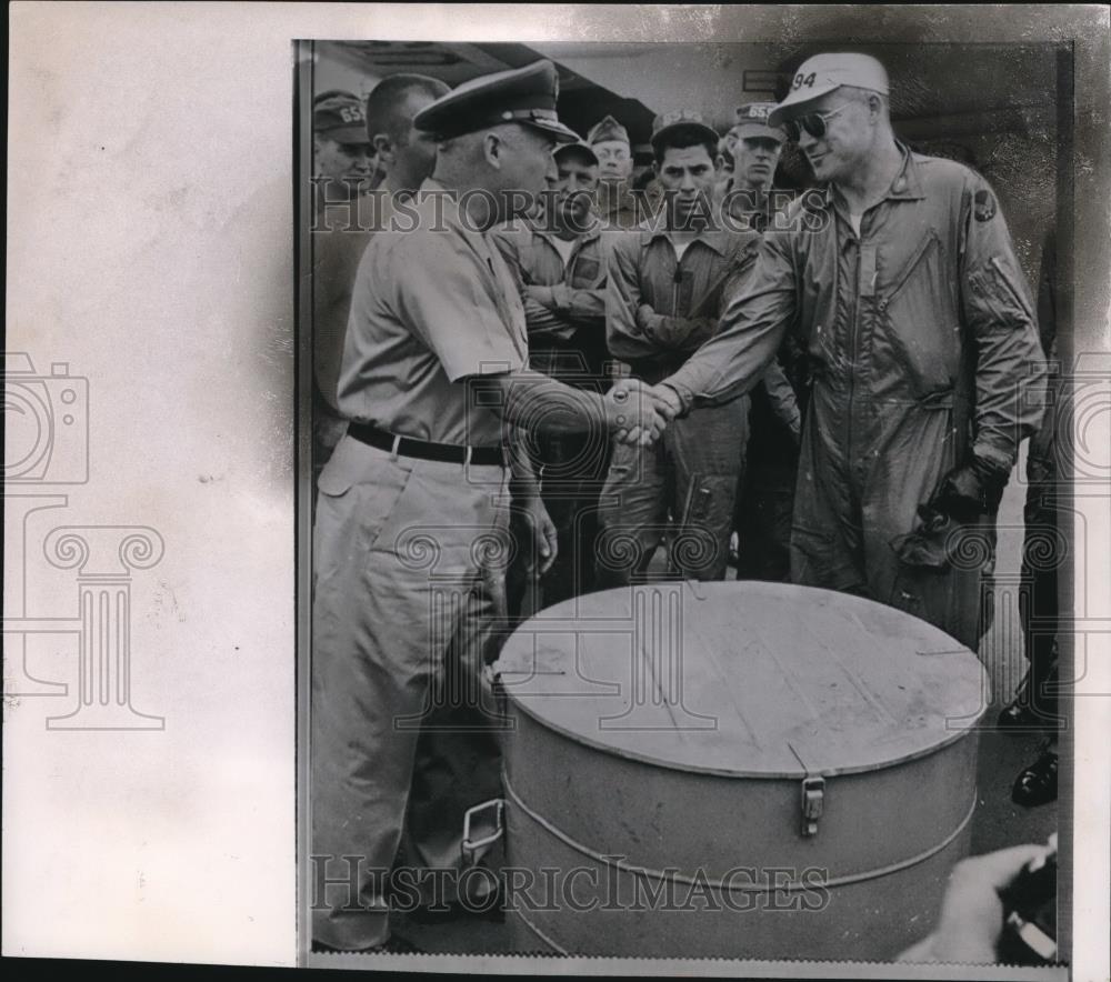 1960 Wire Photo Gen.Emmett O'Donnell congratulates Col. Charles Matheison. - Historic Images