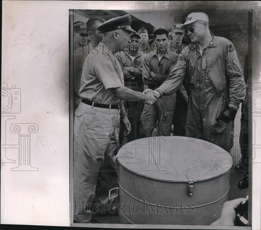 1960 Wire Photo Gen.Emmett O'Donnell congratulates Col. Charles Matheison. - Historic Images