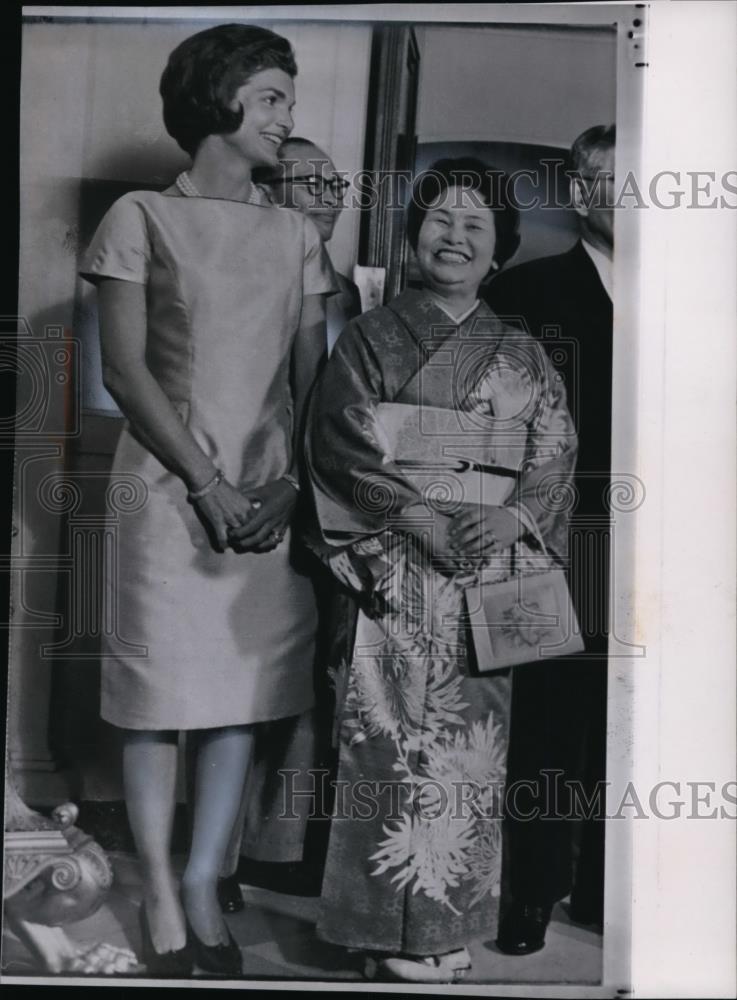 1961 Wire Photo The Contrasting clothing styes of East and West are evident - Historic Images