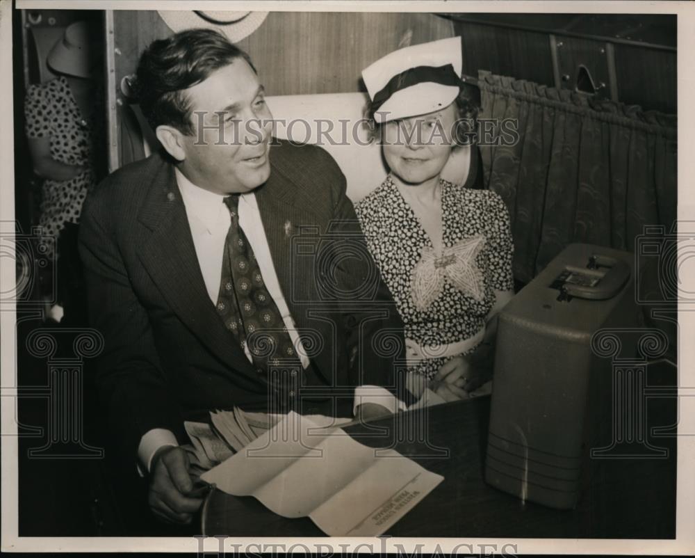 1940 Press Photo Wendell Willkie smiled hearing radio reports on the planes - Historic Images