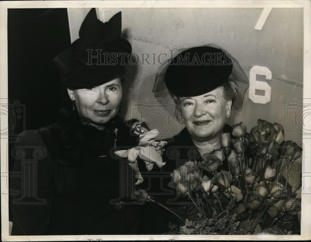 1943 Press Photo Mrs.Chester W.Nimitz at launching of USS Gendrea - nee86614 - Historic Images