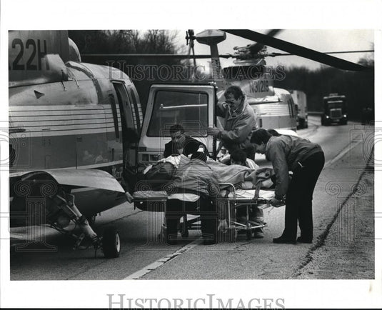 1991 Press Photo Woman injured lifted into a Metro Life Flight Helicopter. - Historic Images