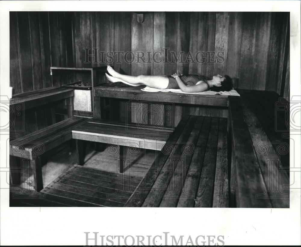 1986 Press Photo Nina Shaft relaxes on a bench in the Saunas of the Richmond - Historic Images