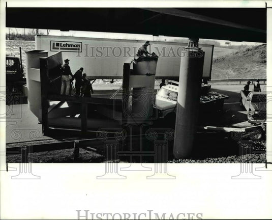 1990 Press Photo The truck accident - cva80009 - Historic Images