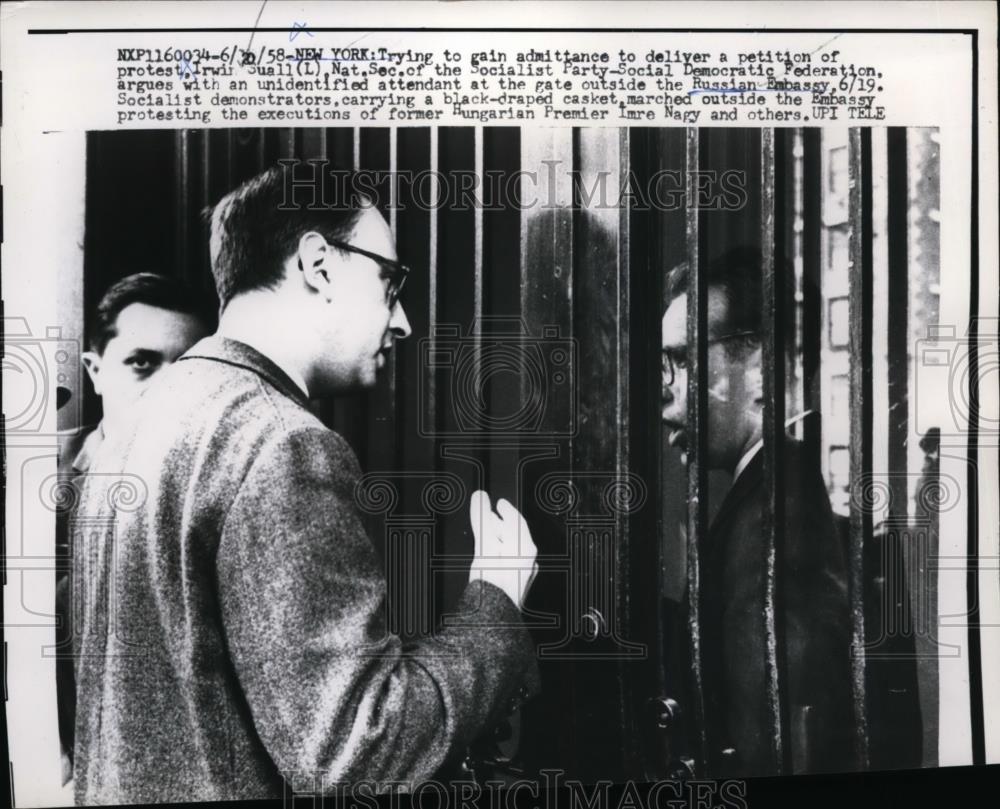 1958 Press Photo Irwin Suall argues with attendant at the gate of Russian Embass - Historic Images