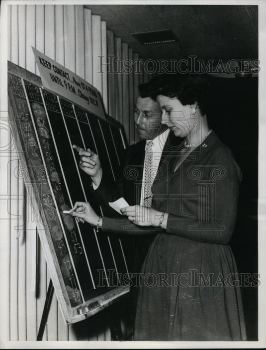 1961 Press Photo Mary Ann Sanford posts jobs at Career Center in Cleveland Ohio - Historic Images