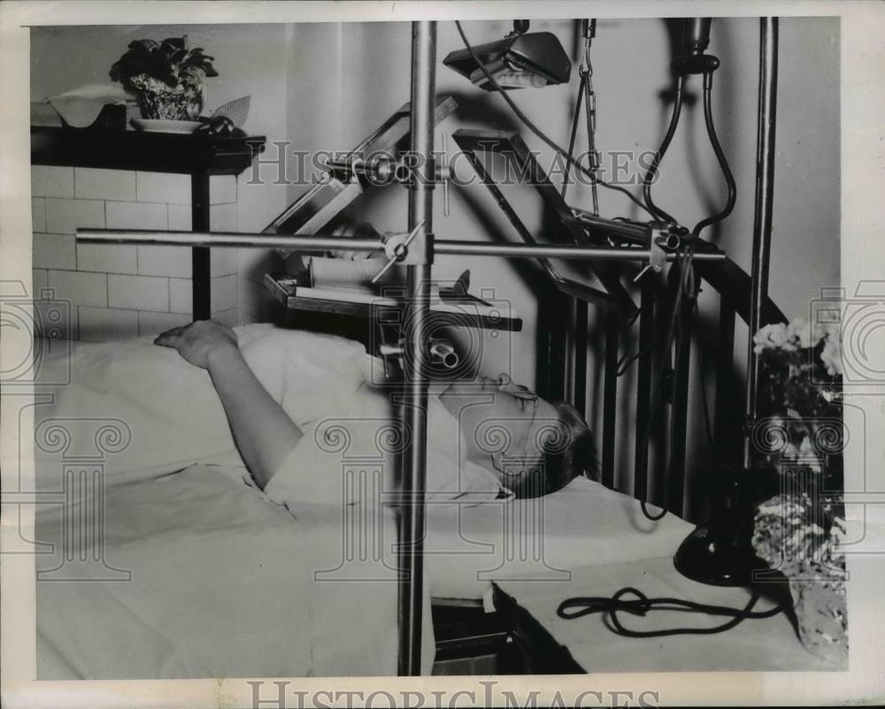 1947 Press Photo CJ Zetler in hospital in traction for back injury in Pittsburgh - Historic Images